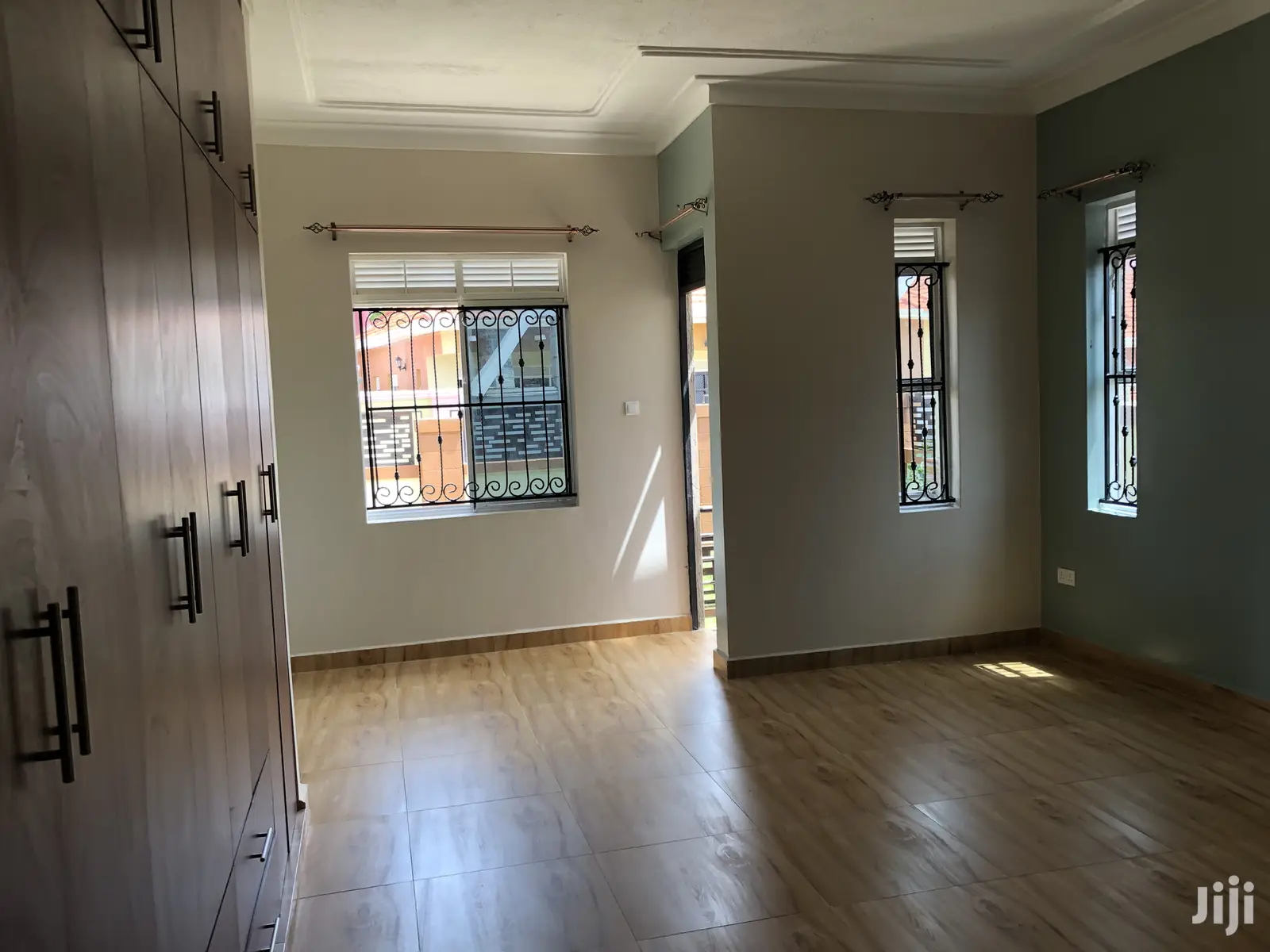 Kira Posh Bungalow In Tarmacked Neighborhood On Quick Sell