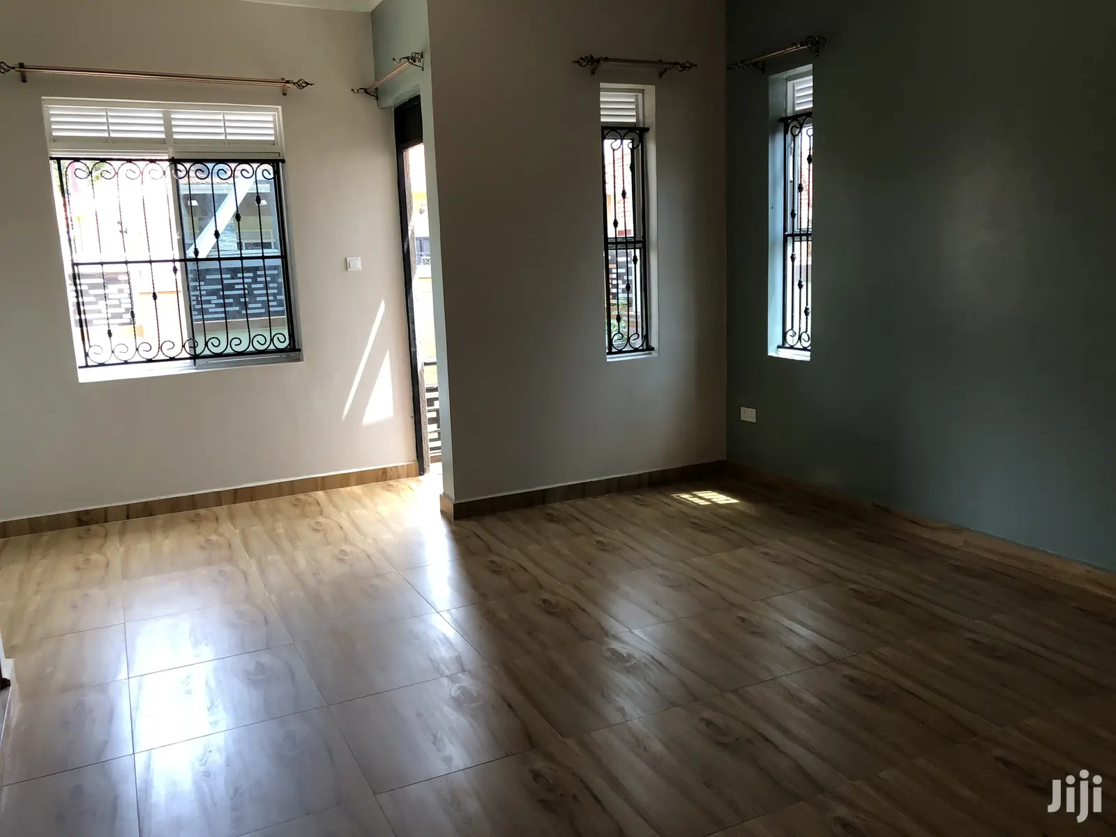 Kira Posh Bungalow In Tarmacked Neighborhood On Quick Sell
