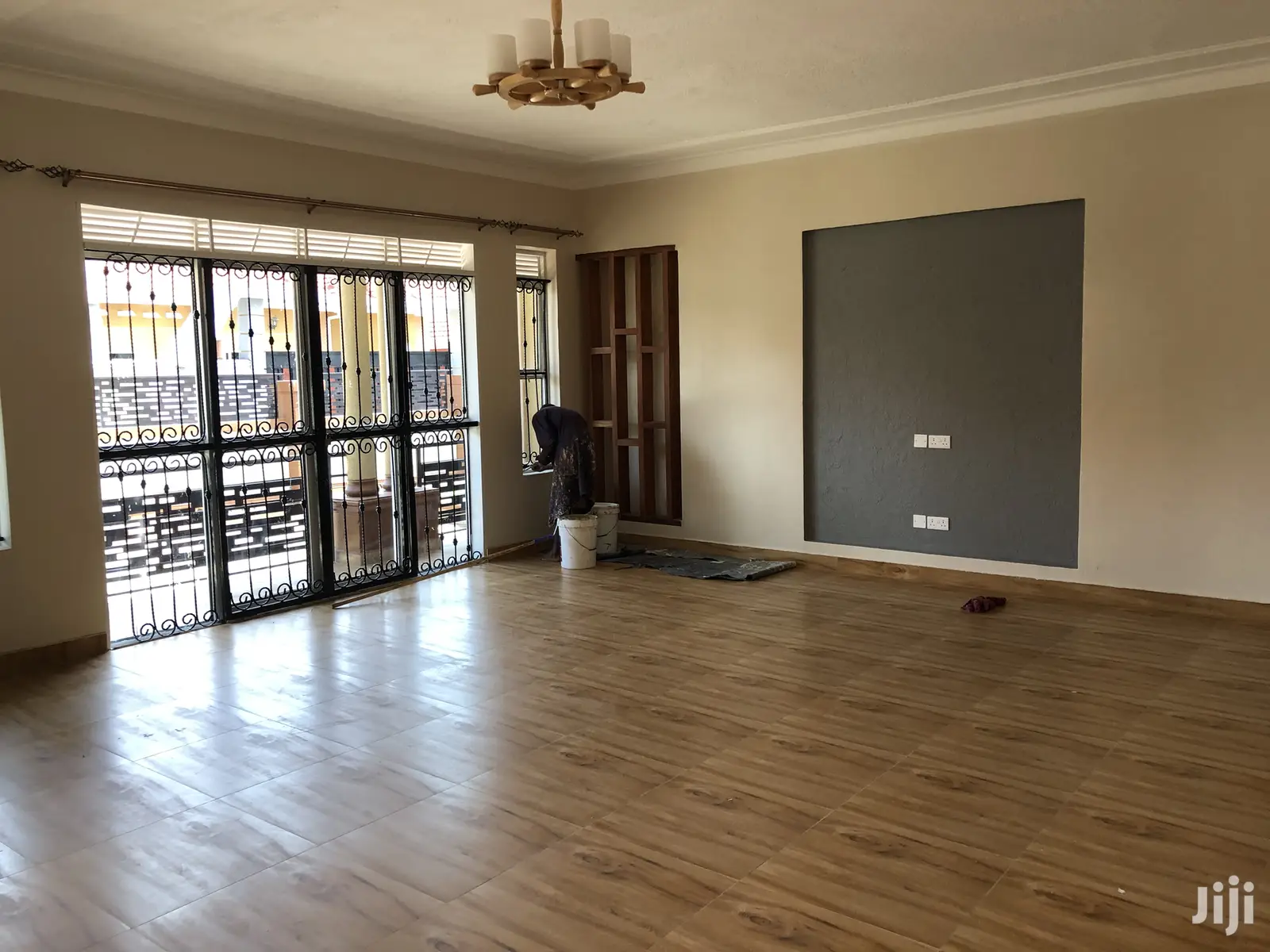 Kira Posh Bungalow In Tarmacked Neighborhood On Quick Sell