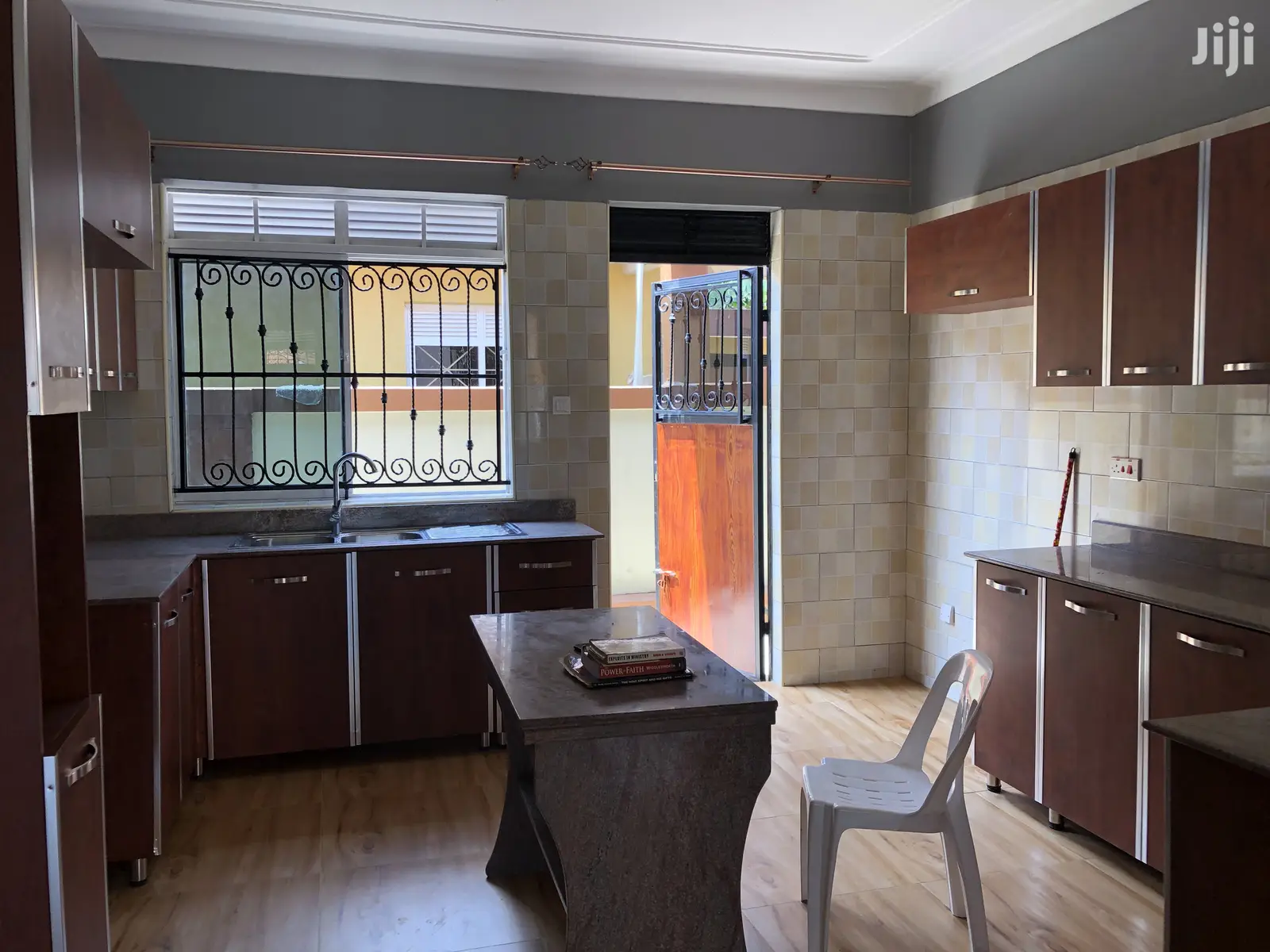 Kira Posh Bungalow In Tarmacked Neighborhood On Quick Sell