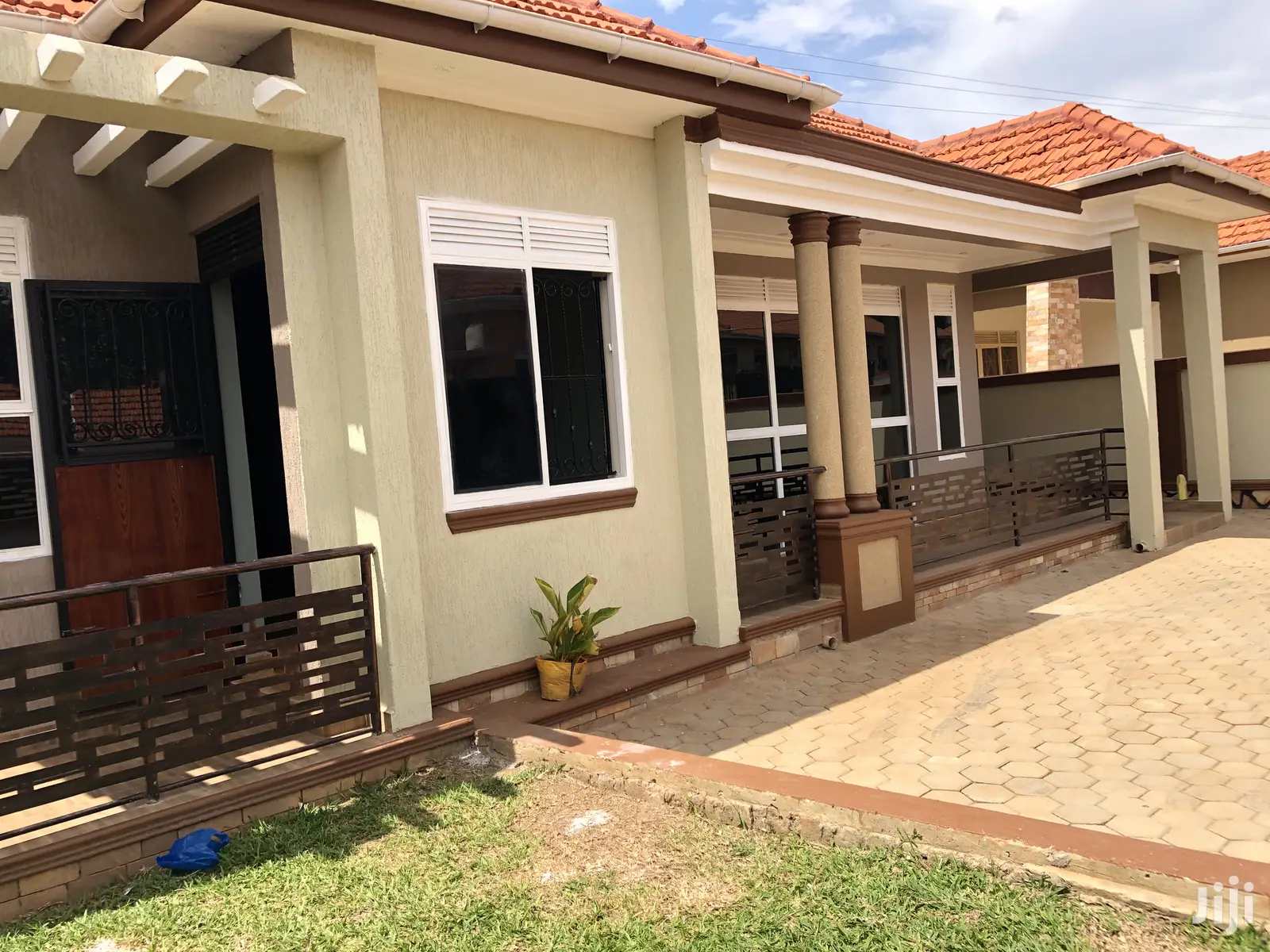 Kira Posh Bungalow In Tarmacked Neighborhood On Quick Sell