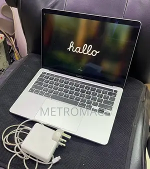 Laptop Apple MacBook Pro 2022 M2 8GB Apple M2 SSD 256GB