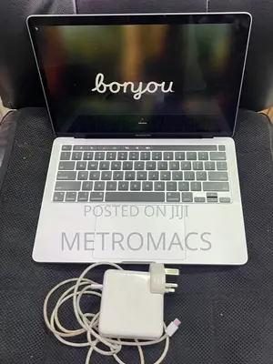 Laptop Apple MacBook Pro 2022 M2 8GB Apple M2 SSD 256GB