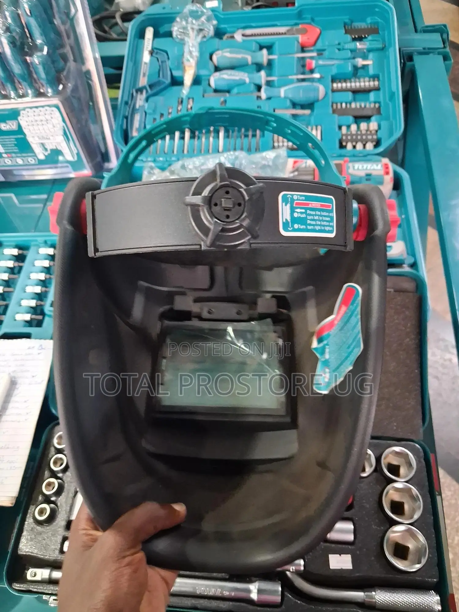 Auto-darkening Welding Helmet Viewing Area: 90x35mm