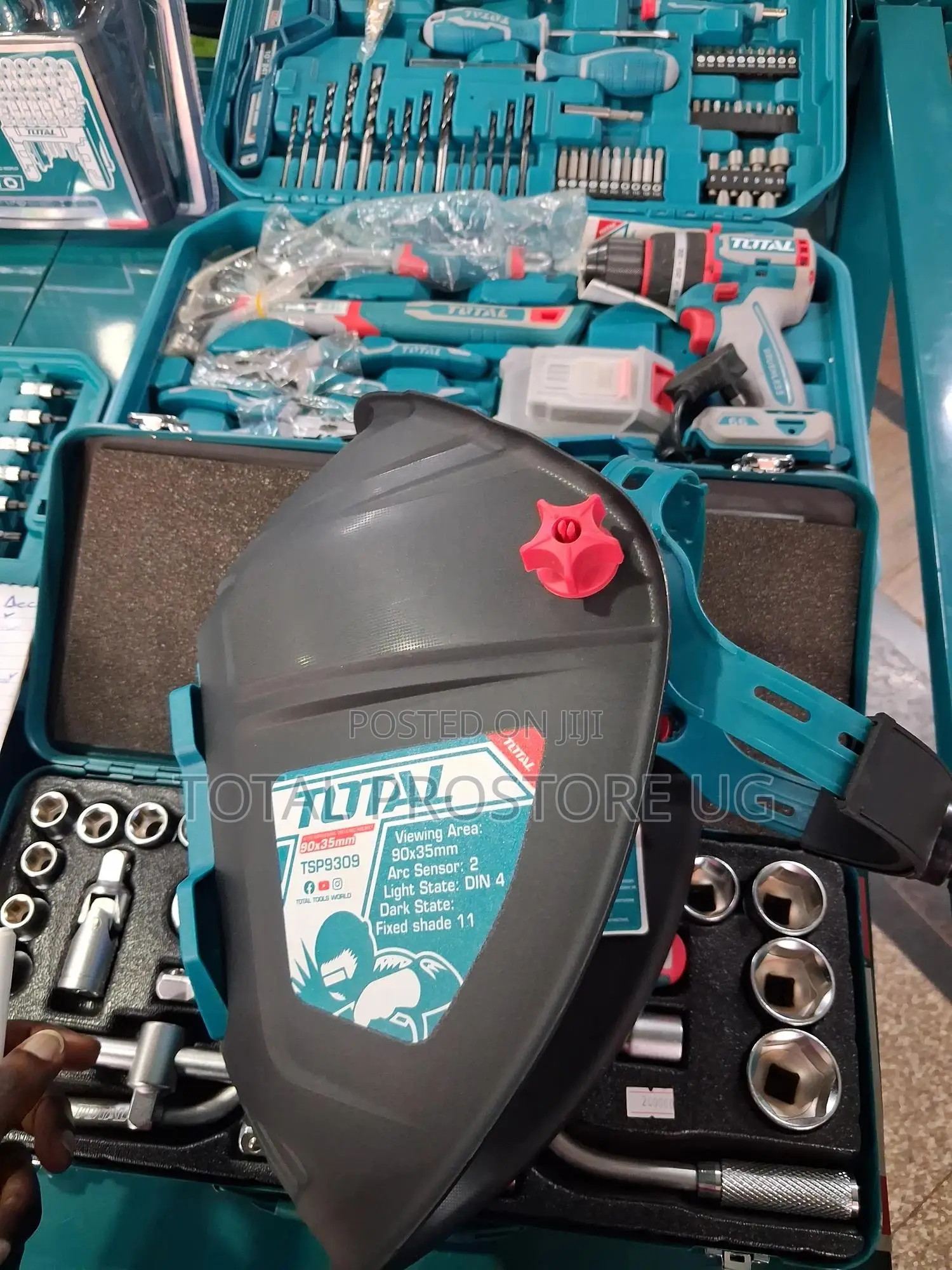 Auto-darkening Welding Helmet Viewing Area: 90x35mm