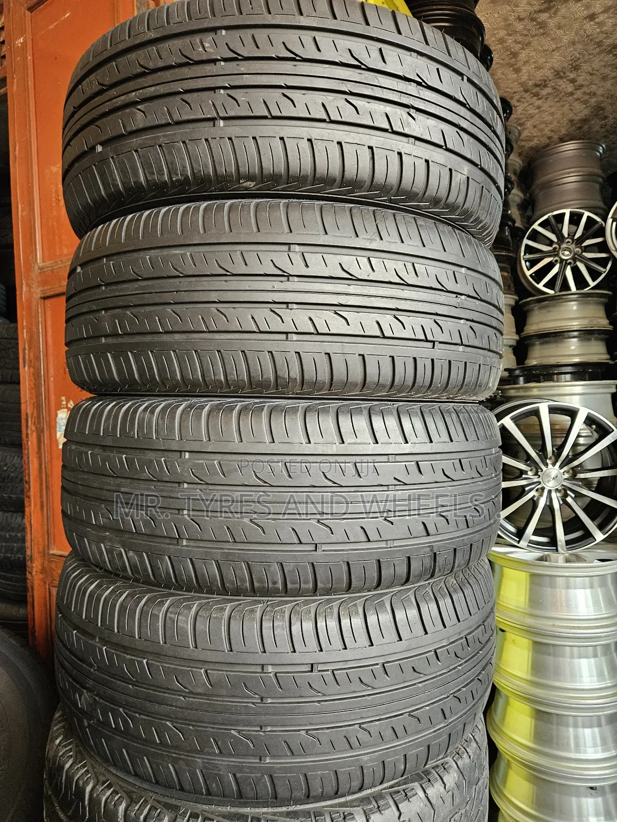 265 60 R18 Dunlop Used but in a Good Condition Still Good Well N Back