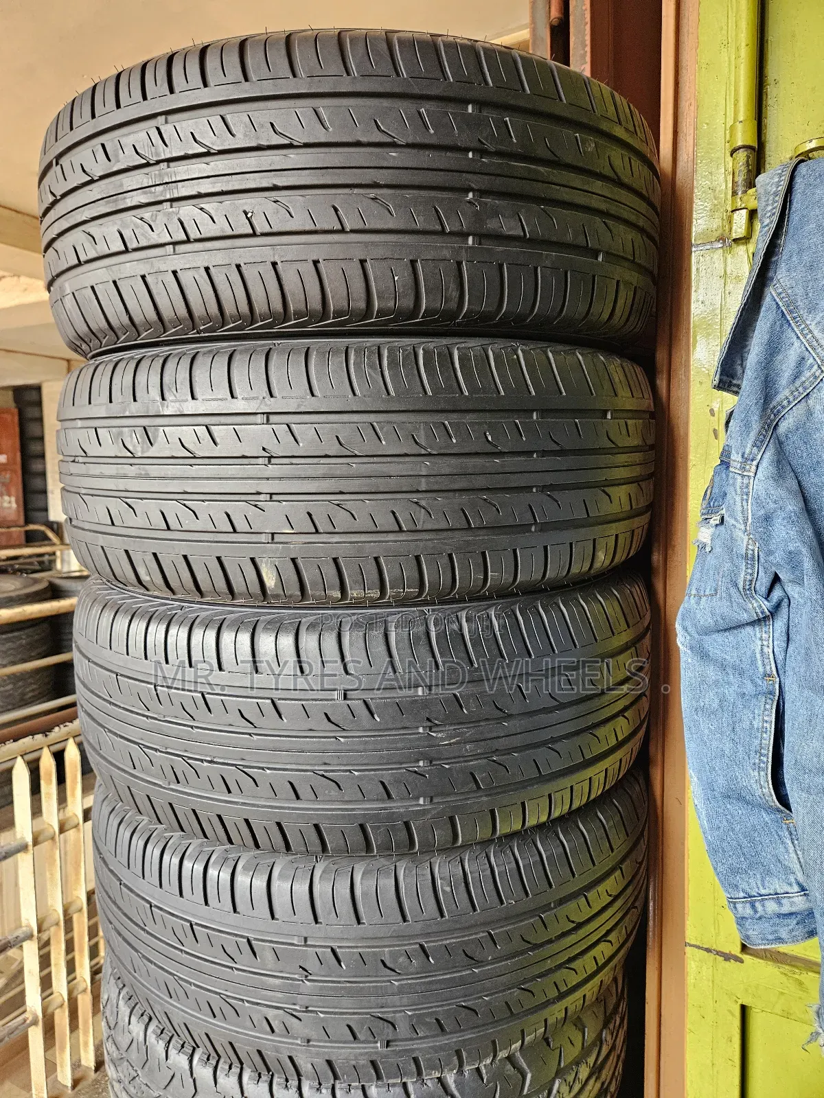 265 60 R18 Dunlop Used but in a Good Condition Still Good Well N Back