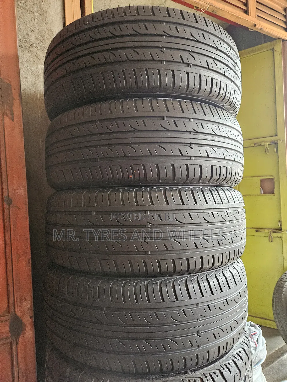 265 60 R18 Dunlop Used but in a Good Condition Still Good Well N Back