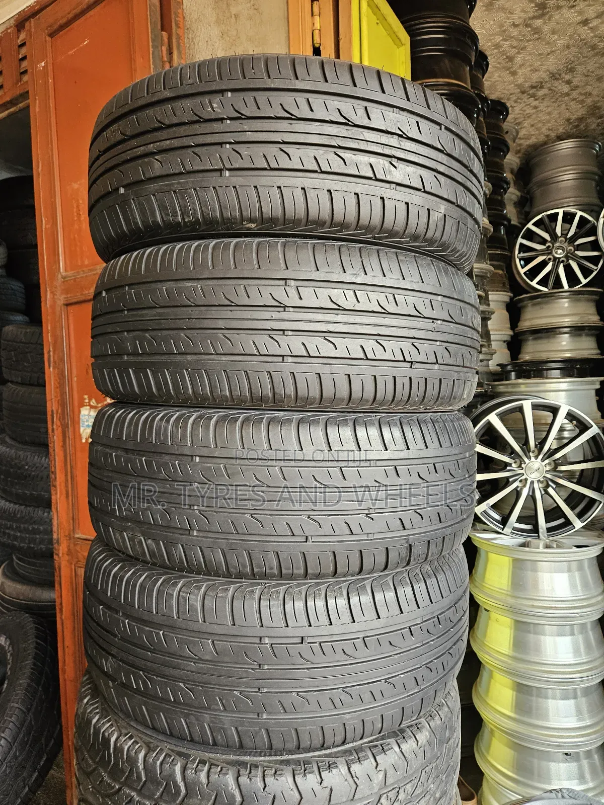 265 60 R18 Dunlop Used but in a Good Condition Still Good Well N Back