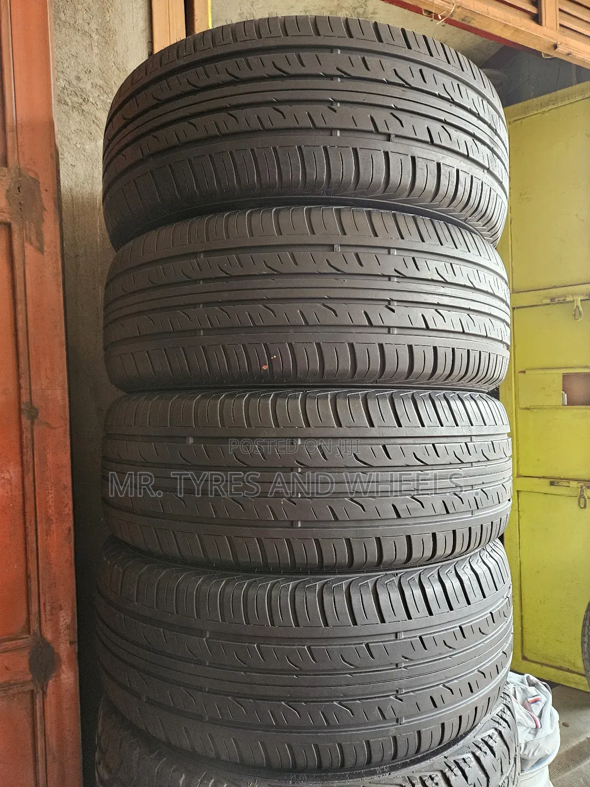 265 60 R18 Dunlop Used but in a Good Condition Still Good Well N Back