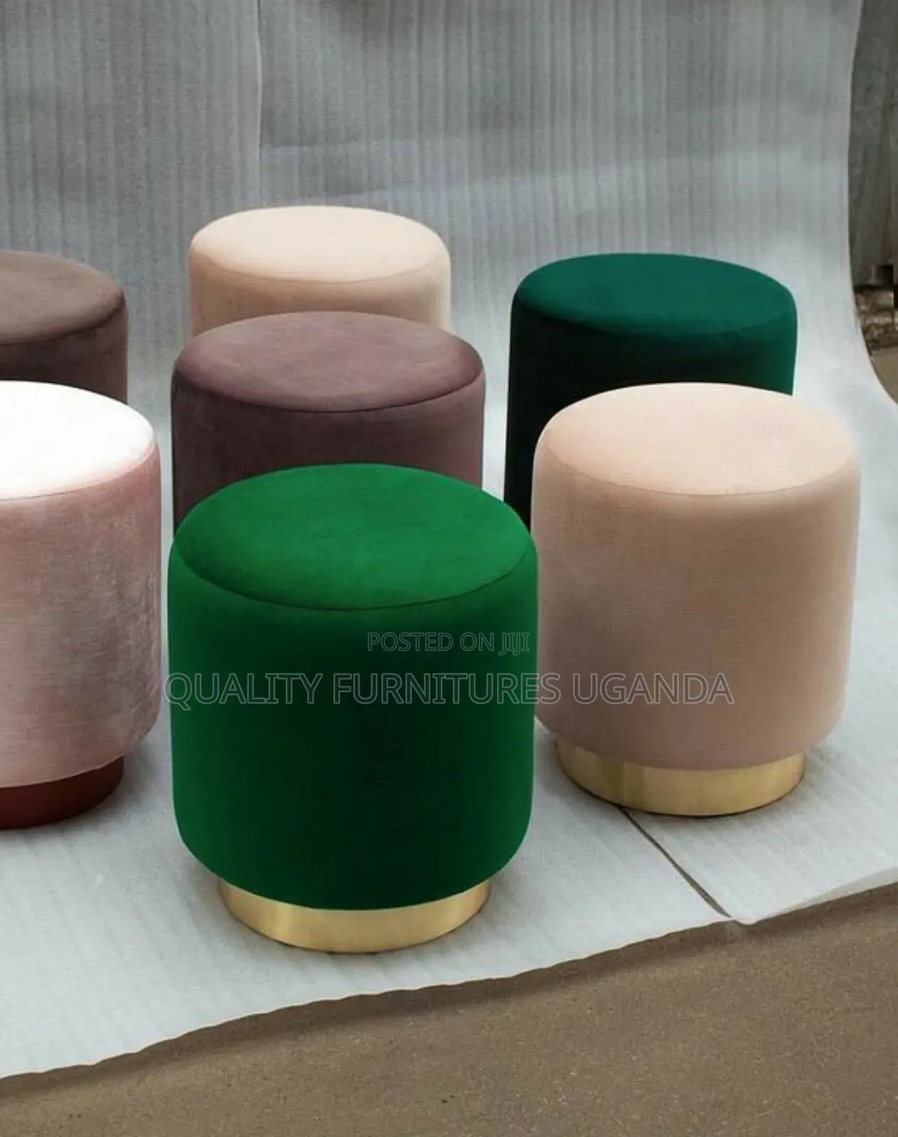 Round Puff With Golden Stands