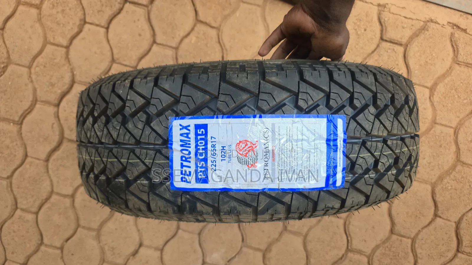 225/65r17 Original Harrier Kawundo Petromax Tyres in a/T Design