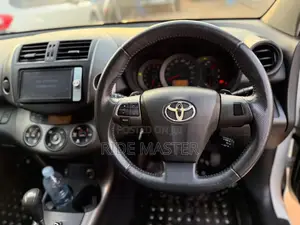 Toyota Vanguard 2012 White