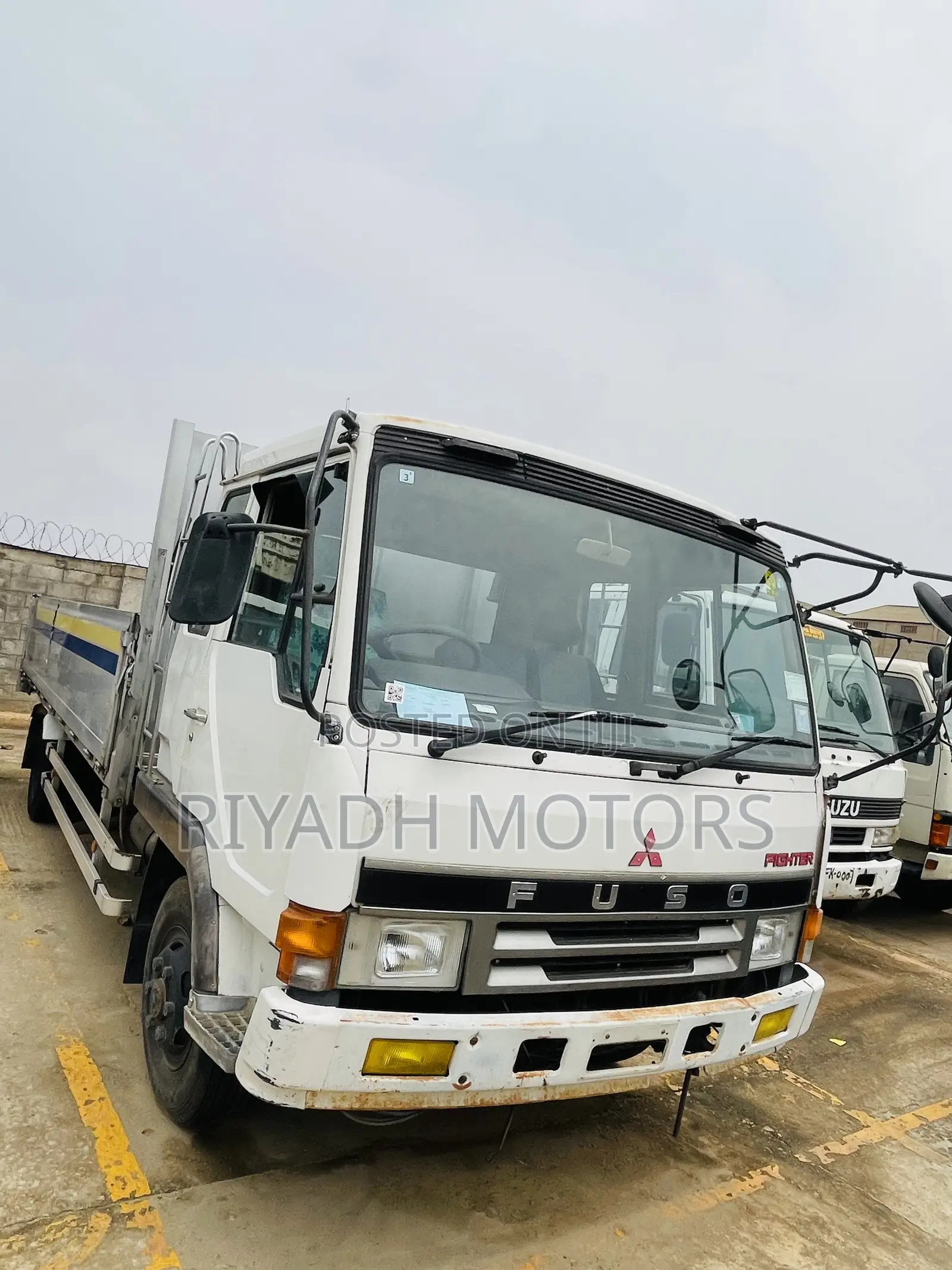 Mitsubishi Fuso Truck 1990 White
