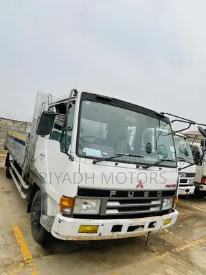 Mitsubishi Fuso Truck 1990 White