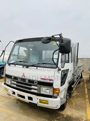 Mitsubishi Fuso Truck 1990 White