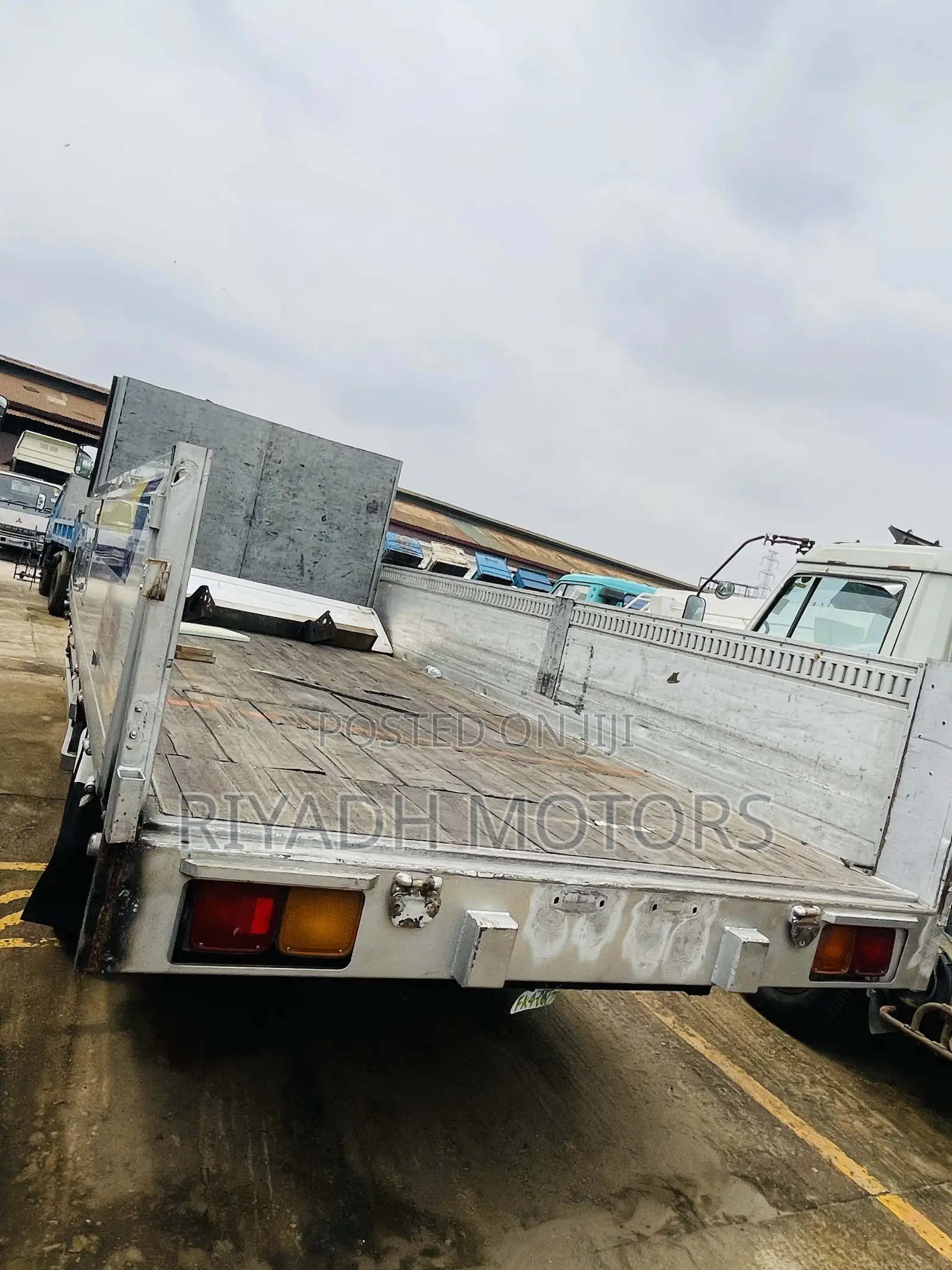 Mitsubishi Fuso Truck 1990 White