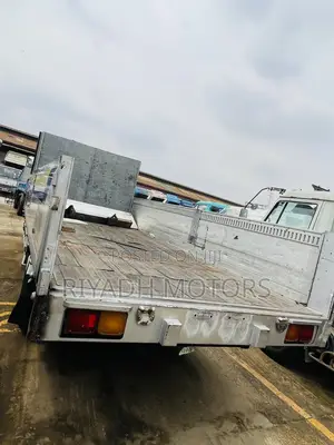 Mitsubishi Fuso Truck 1990 White