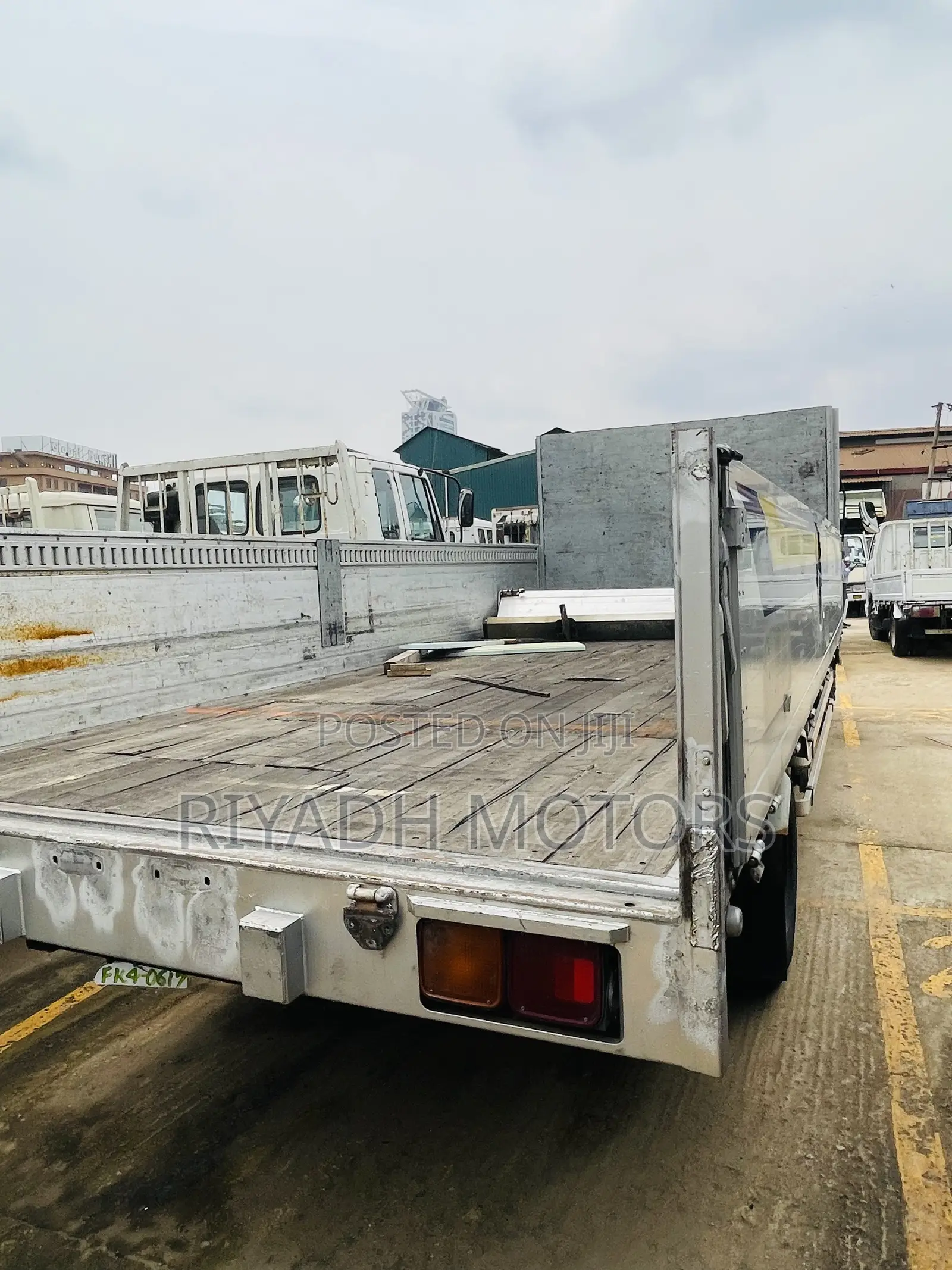 Mitsubishi Fuso Truck 1990 White