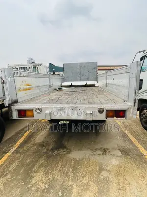 Mitsubishi Fuso Truck 1990 White