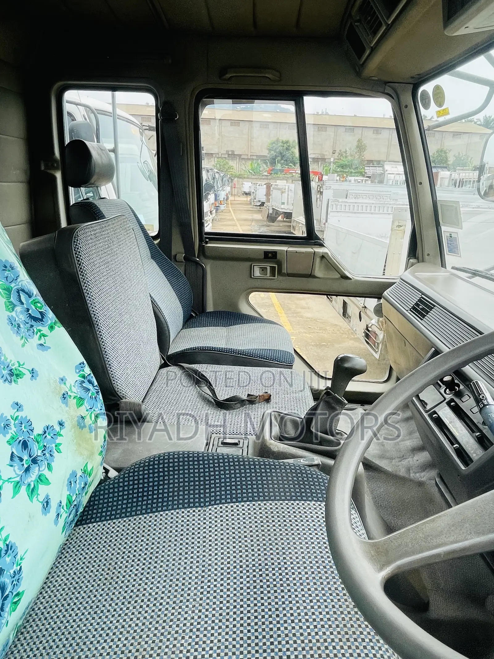 Mitsubishi Fuso Truck 1990 White