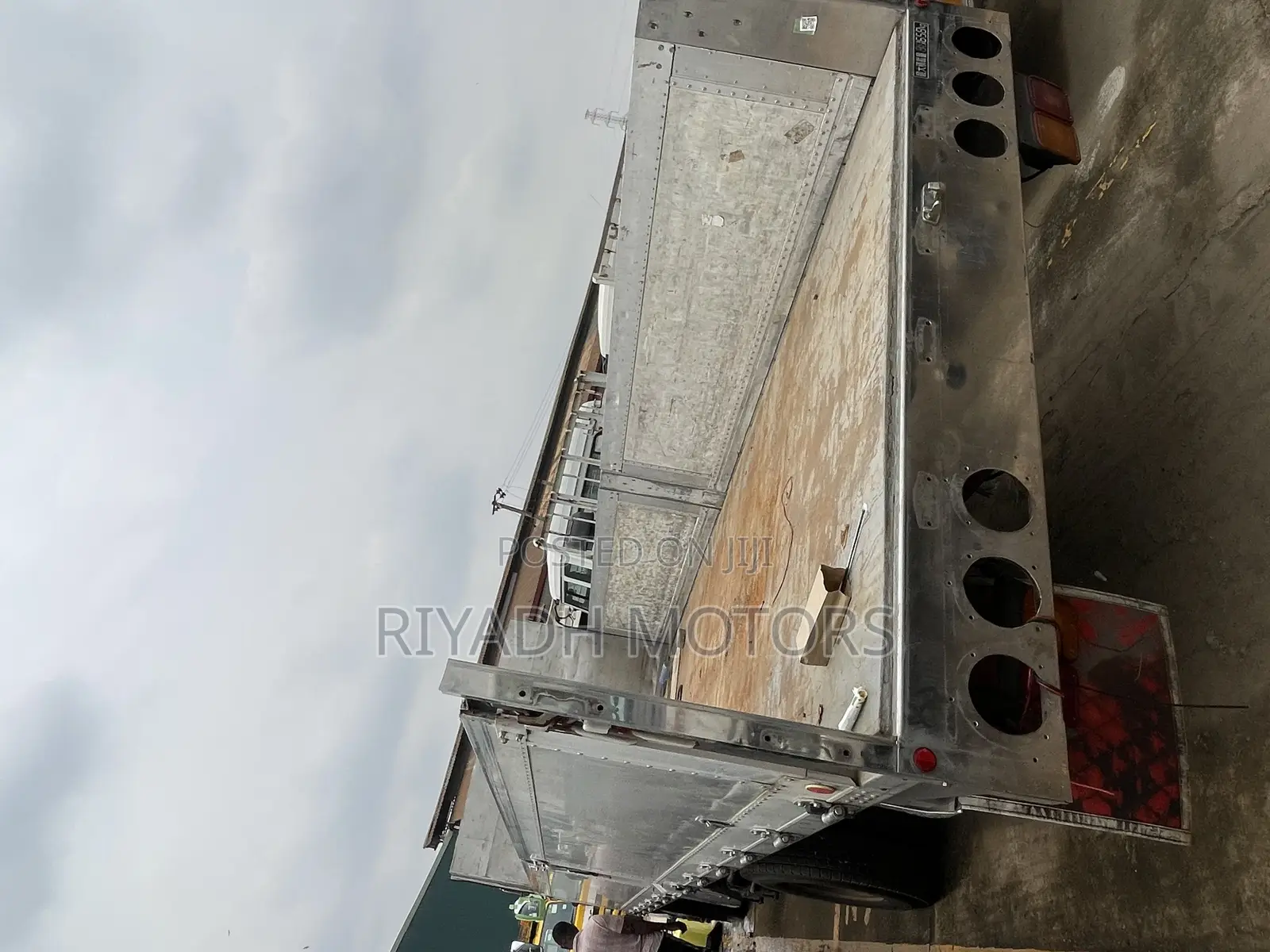 Mitsubishi Fuso 1988 White