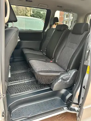 Toyota Noah 2.0 143hp AWD (8 Seater) 2010 Silver