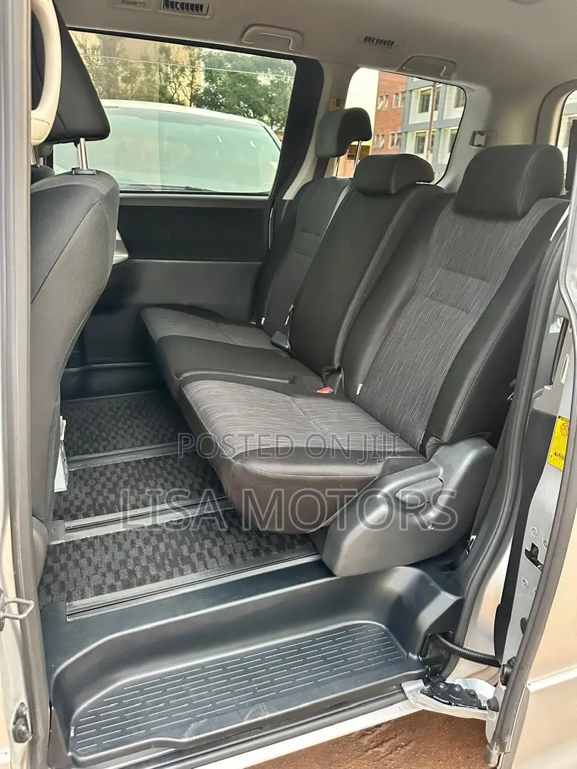 Toyota Noah 2.0 143hp AWD (8 Seater) 2010 Silver