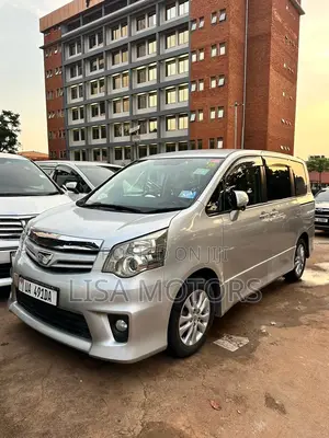 Toyota Noah 2.0 143hp AWD (8 Seater) 2010 Silver