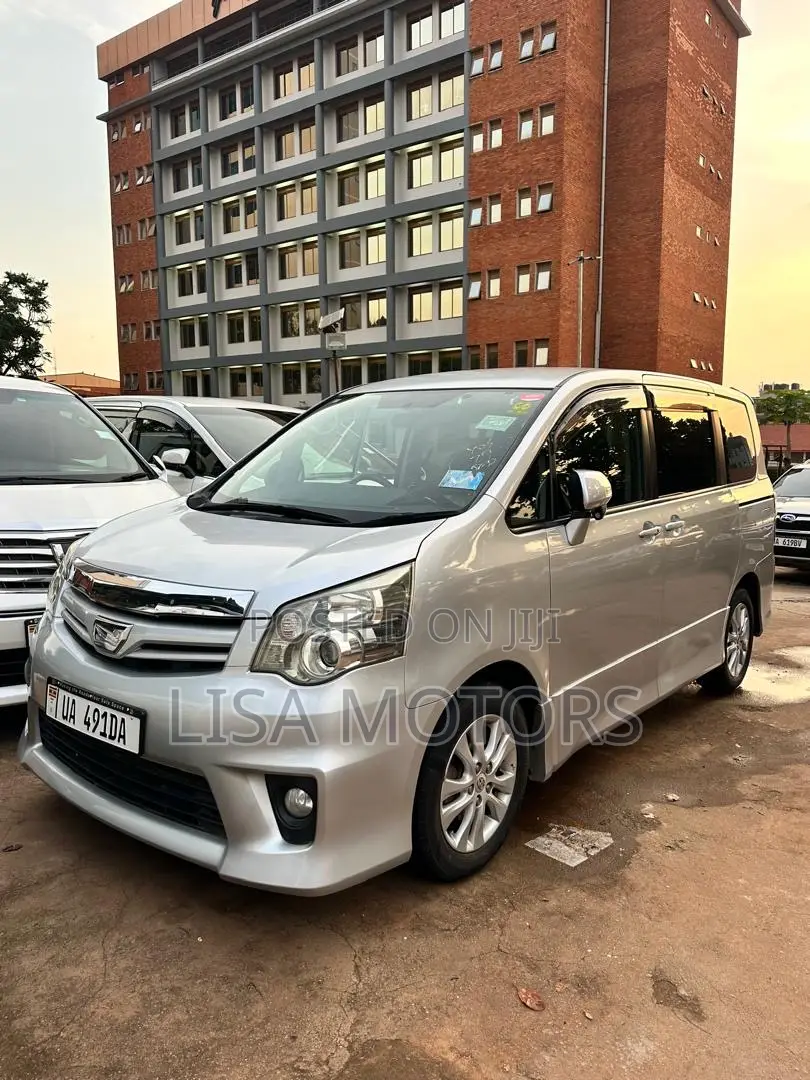 Toyota Noah 2.0 143hp AWD (8 Seater) 2010 Silver