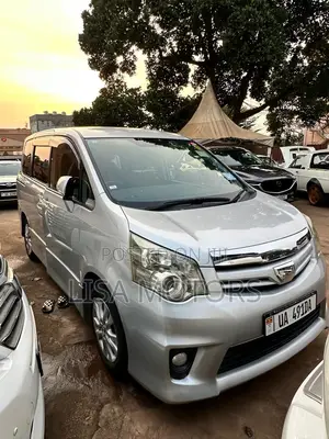 Toyota Noah 2.0 143hp AWD (8 Seater) 2010 Silver