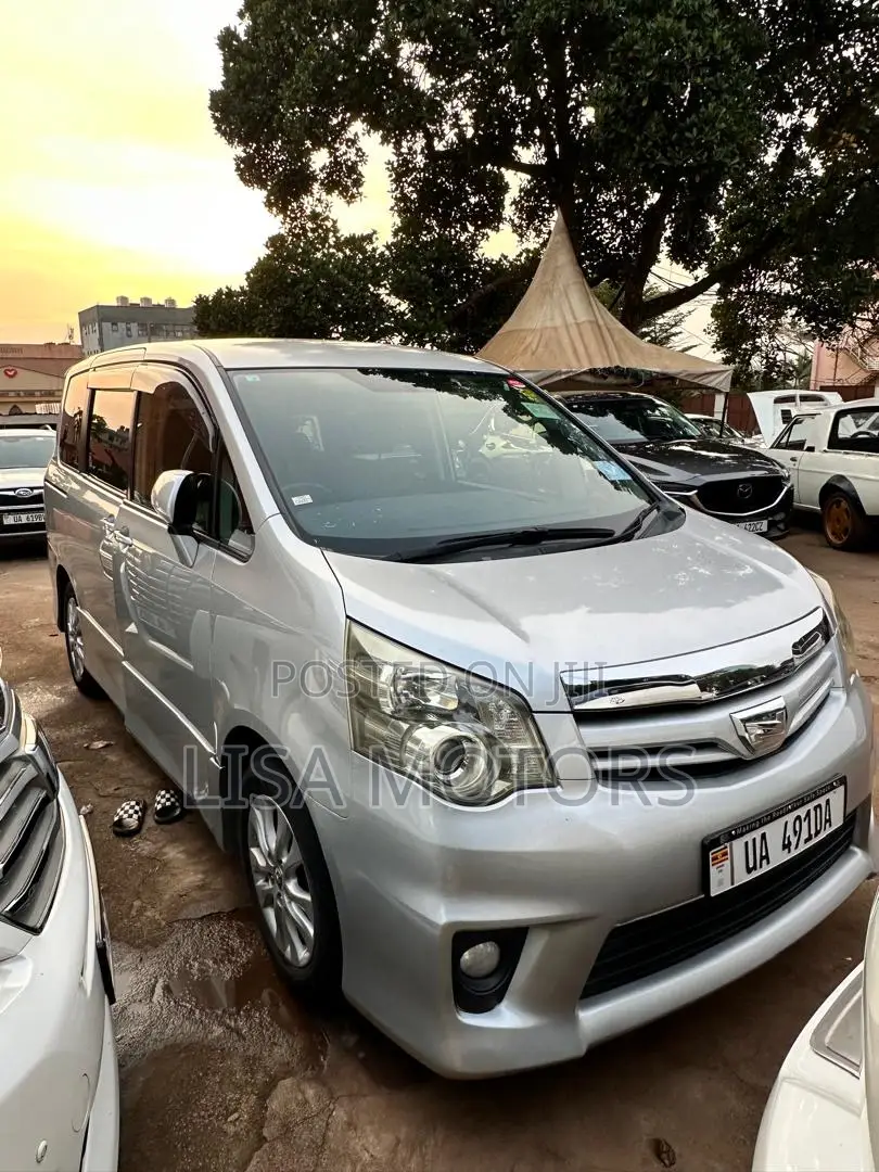 Toyota Noah 2.0 143hp AWD (8 Seater) 2010 Silver