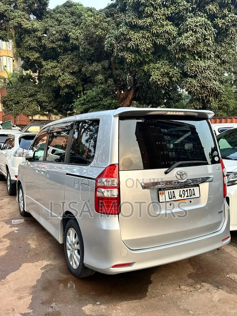 Toyota Noah 2.0 143hp AWD (8 Seater) 2010 Silver