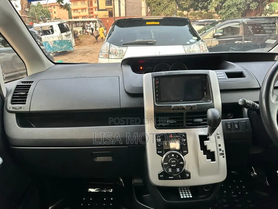 Toyota Noah 2.0 143hp AWD (8 Seater) 2010 Silver