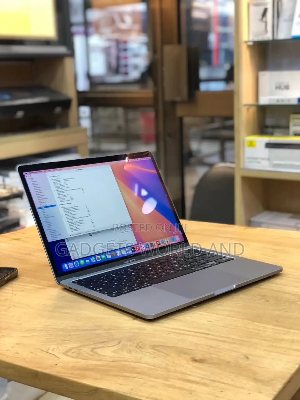 Laptop Apple MacBook Pro 2022 M2 8GB Apple M2 SSD 256GB
