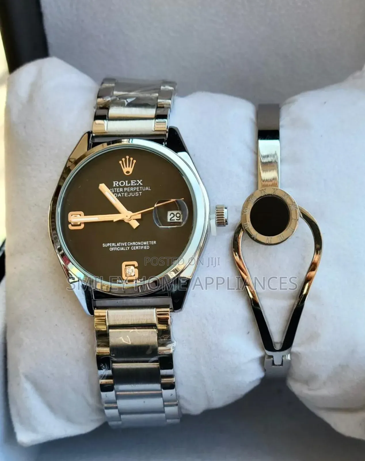 Black Face Women's Original Analog Fancy Time Piece With a Bracelet