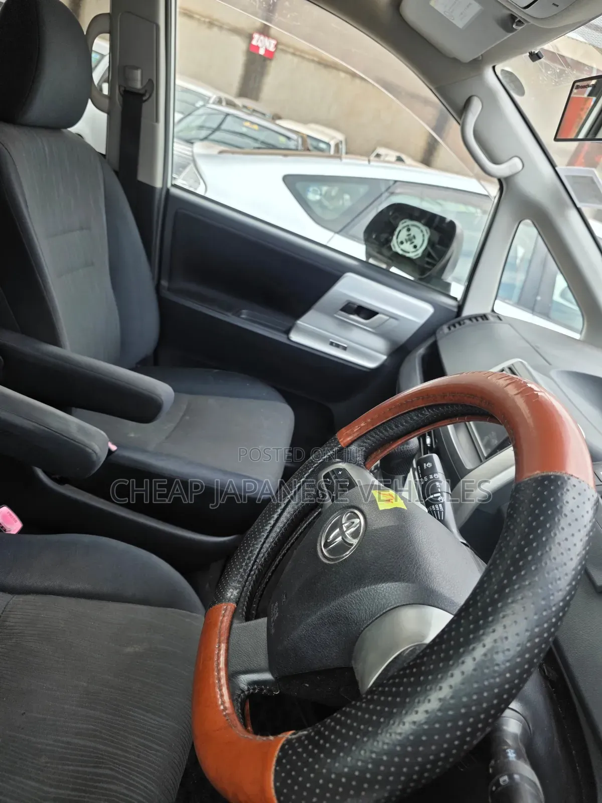 Toyota Noah 2.0 158hp FWD (7 Seater) 2010 White