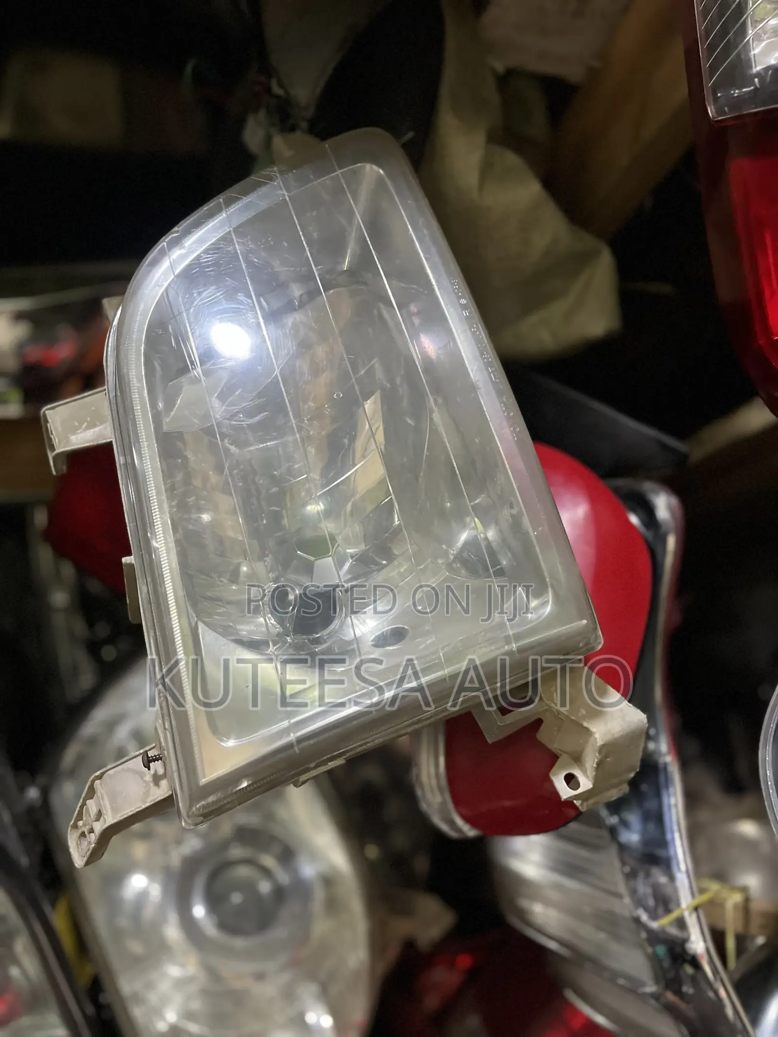 Noah 2000 Headlight