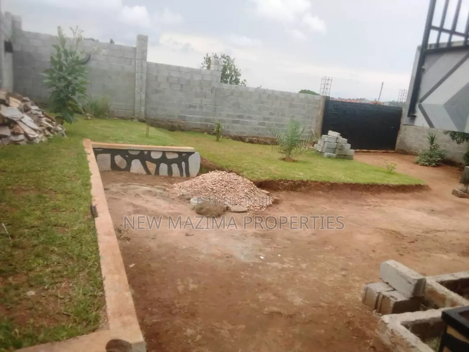 3bdrm House in Nkumba Ntebe Rd, Central Division for sale