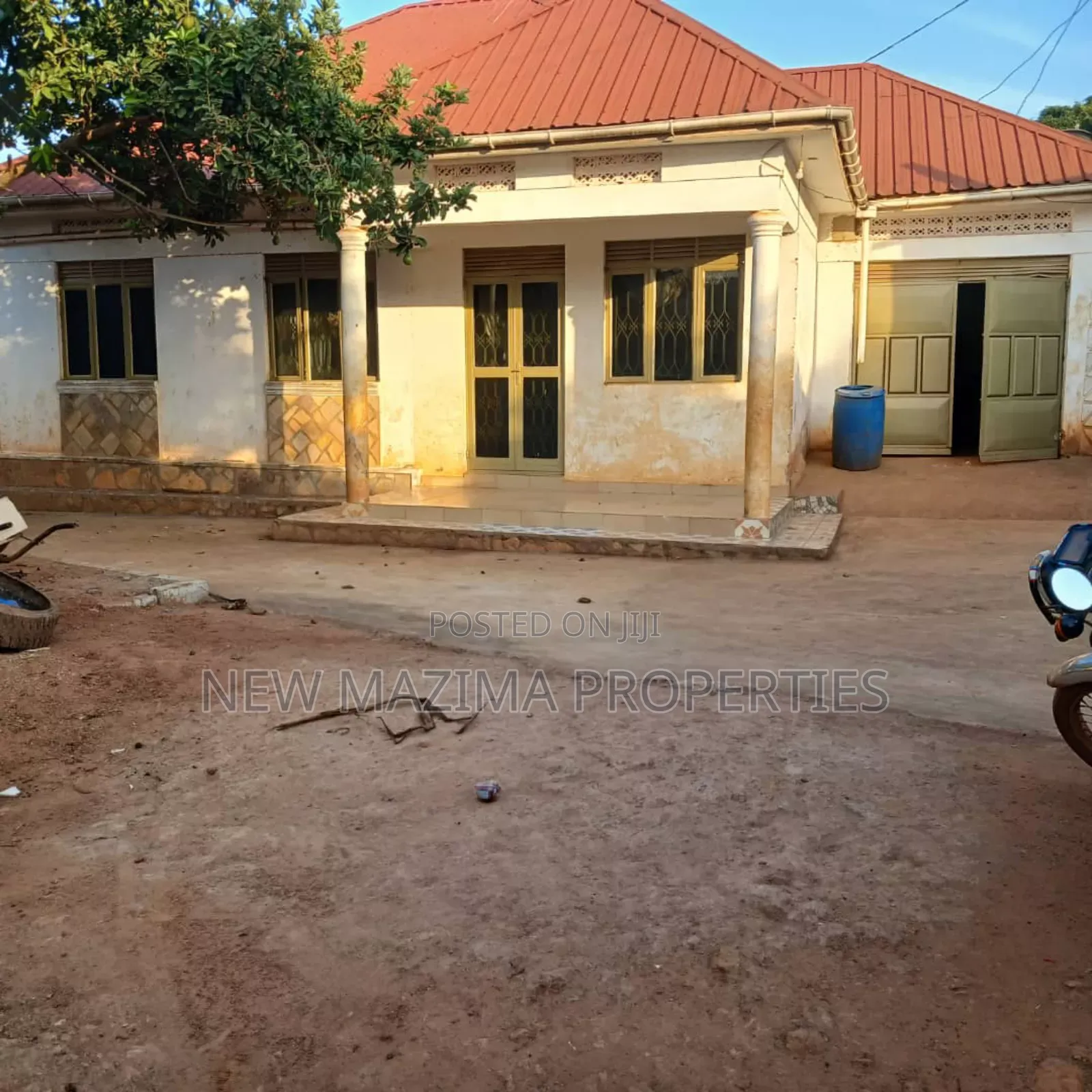 13bdrm Bungalow in Bwebajja Ntebe Rd, Central Division for sale