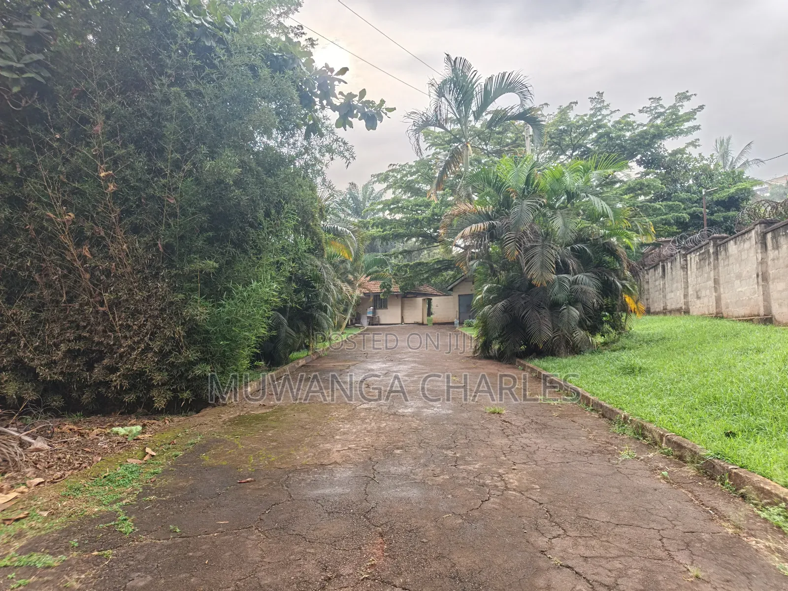 1acre on Quick Sale in Kololo