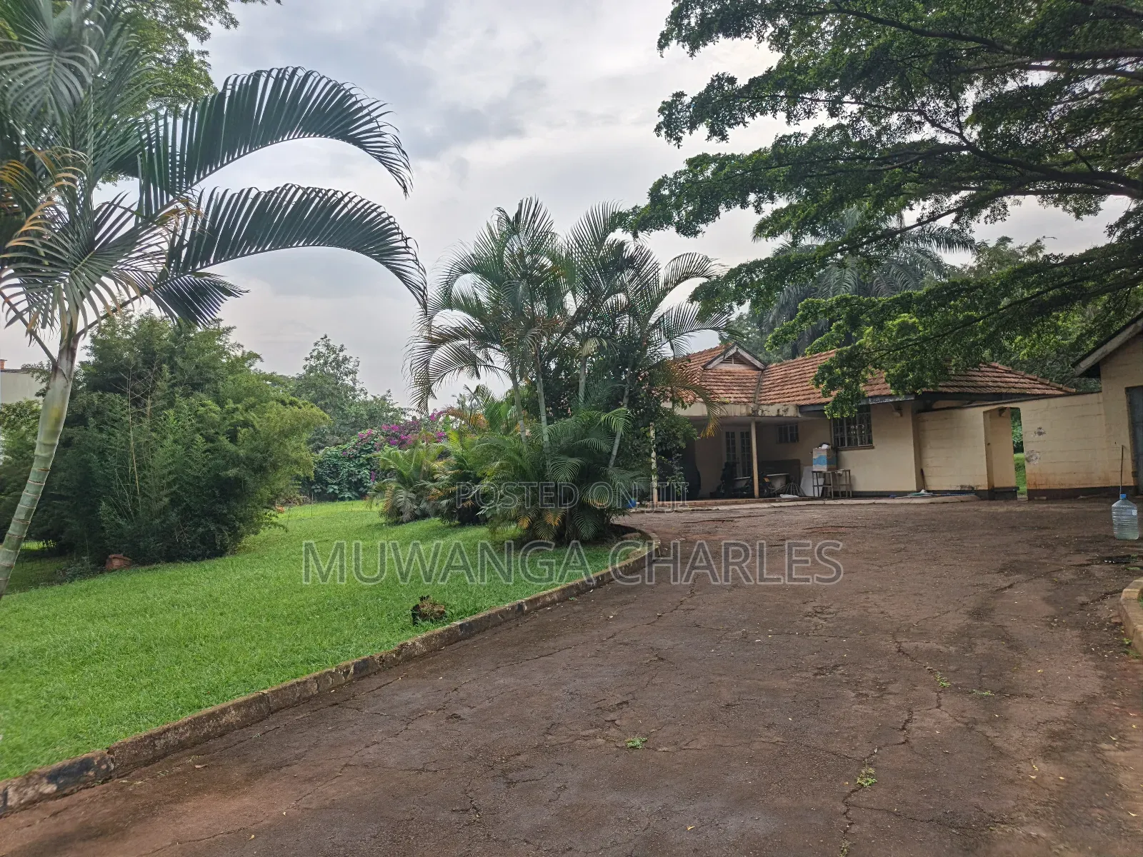 1acre on Quick Sale in Kololo