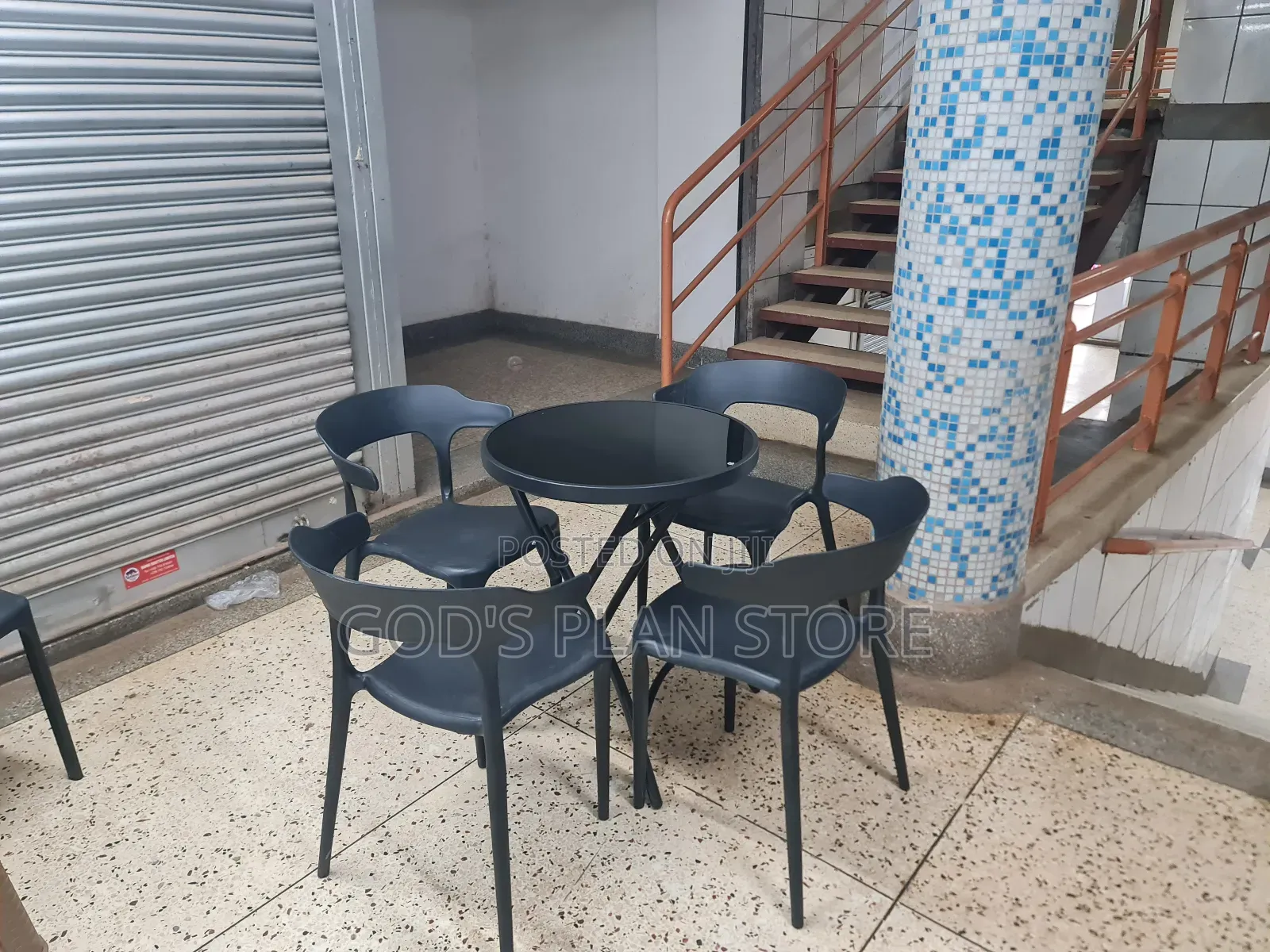 Outdoor Courtyard Glass Table and Plastic Chairs Set for Restaurant