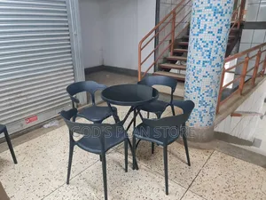 Outdoor Courtyard Glass Table and Plastic Chairs Set for Restaurant
