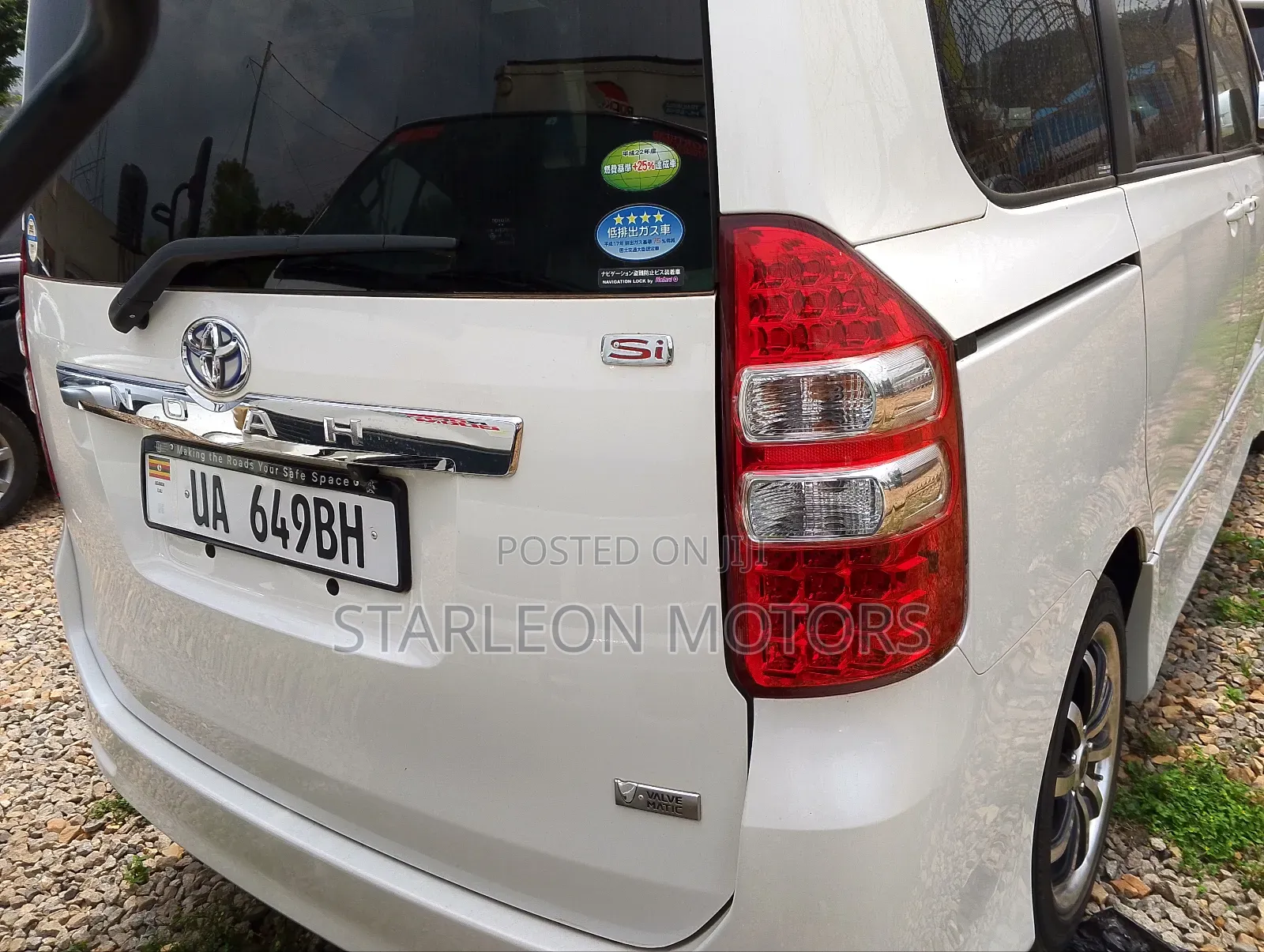 Toyota Noah 2.0 143hp AWD (8 Seater) 2011 White
