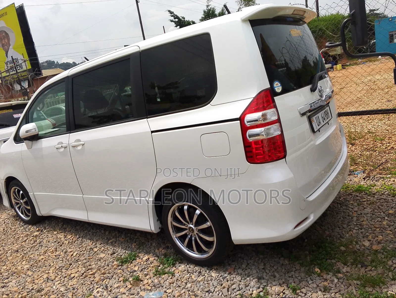 Toyota Noah 2.0 143hp AWD (8 Seater) 2011 White