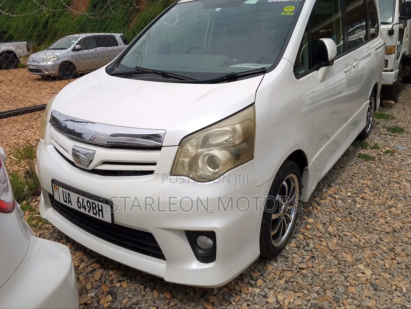 Toyota Noah 2.0 143hp AWD (8 Seater) 2011 White