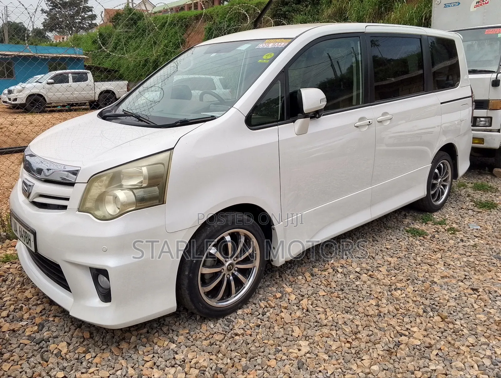 Toyota Noah 2.0 143hp AWD (8 Seater) 2011 White