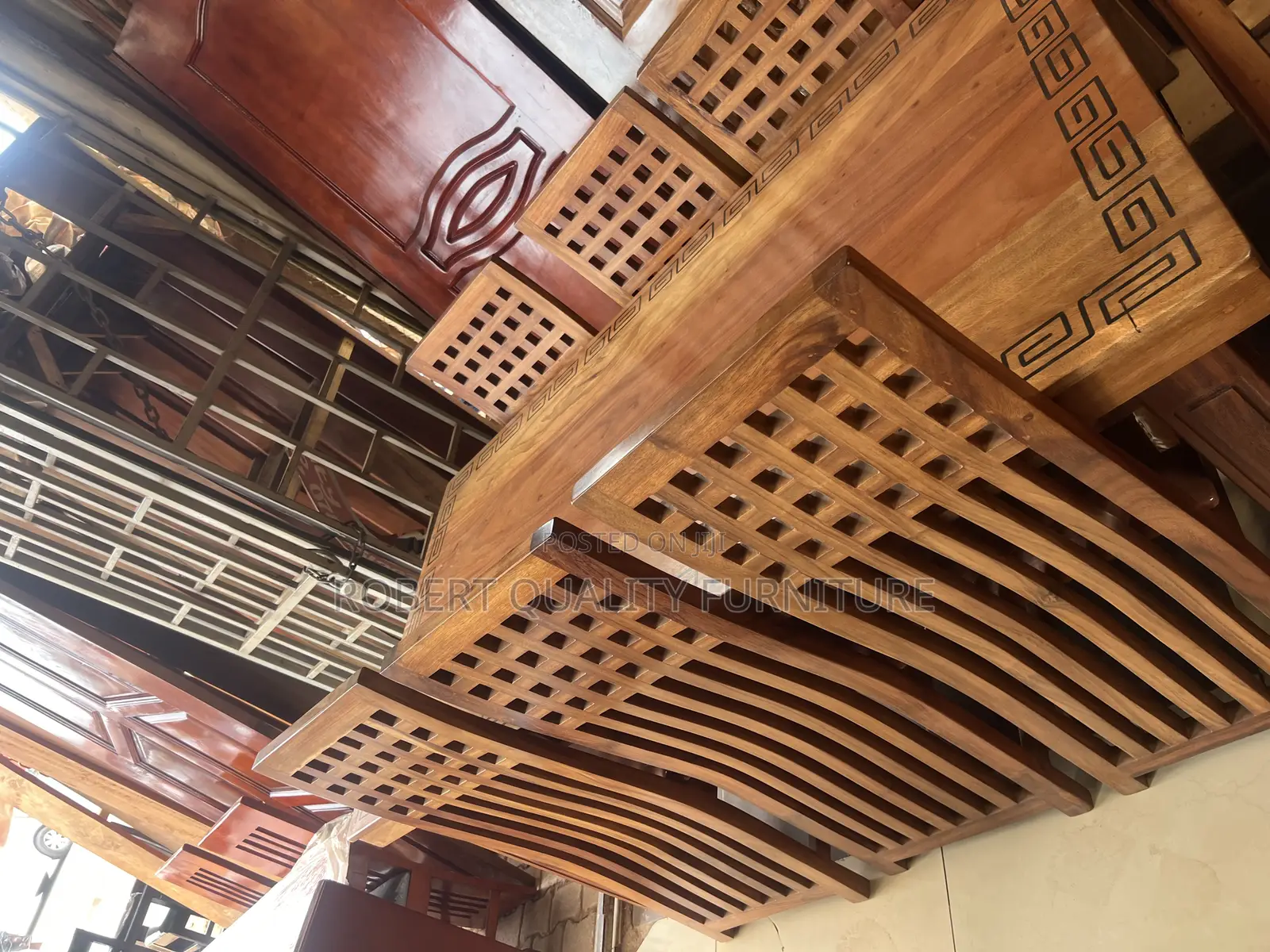 Selling Dining Table, Mugavu Available