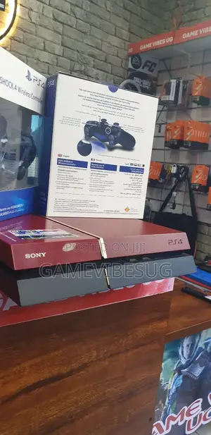 Ps4 Console (Standard) - 2 Dualshock Pads and 10 Games Pack